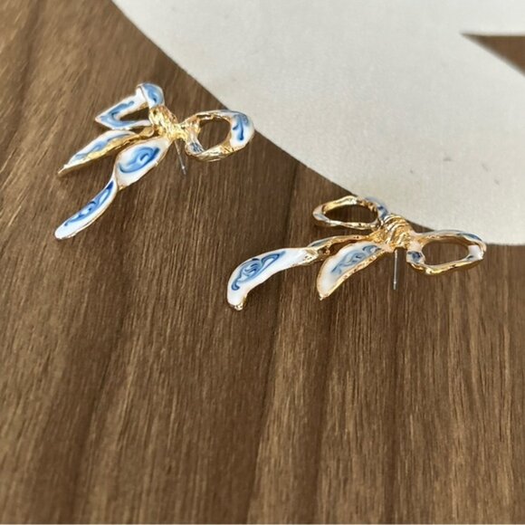 White Bow Earrings Q363 - Picture 5 of 6